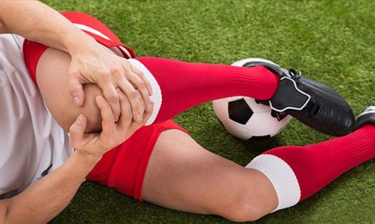 Những chấn thương khi đá bóng thường gặp nhất | Vinmec