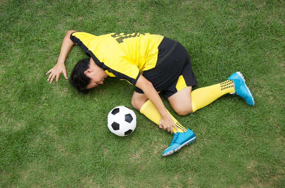 Những chấn thương khớp gối thường gặp khi chơi đá bóng - Vietlifenano.vn