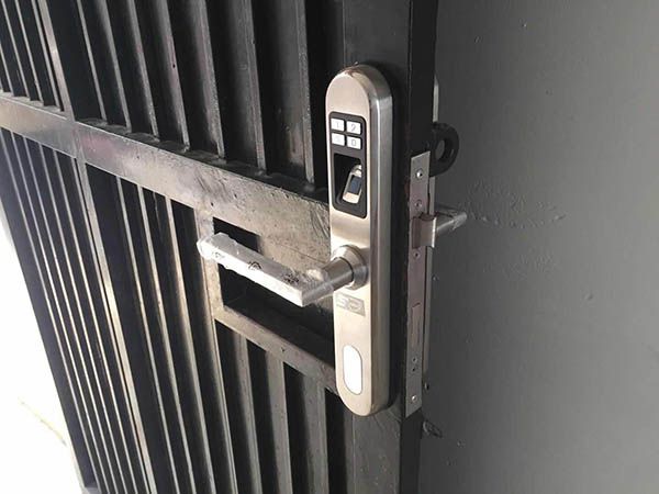 Muốn lắp khoá vân tay cửa sắt phải biết những điều này - khóa cửa cổng sắt loại nào tốt?