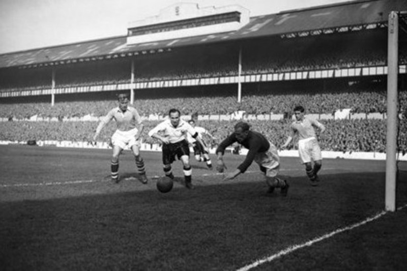 Arthur Rowe dẫn dắt Tottenham Hotspur đến chức vô địch giải đấu đầu tiên của câu lạc bộ.